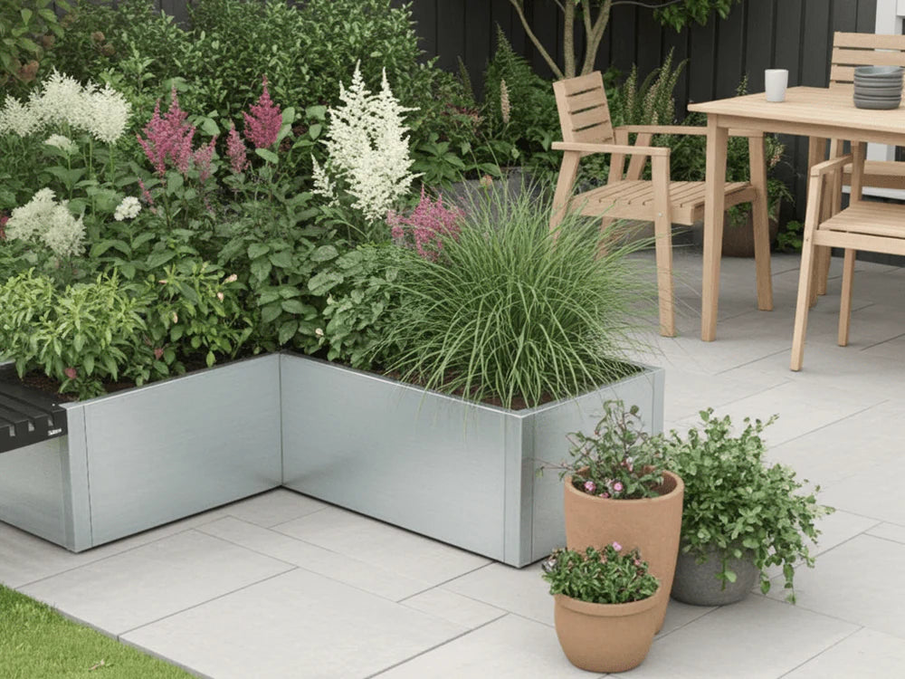 Vinkel blomlåda i galvaniserat stål med perenner och prydnadsgräs på terrass