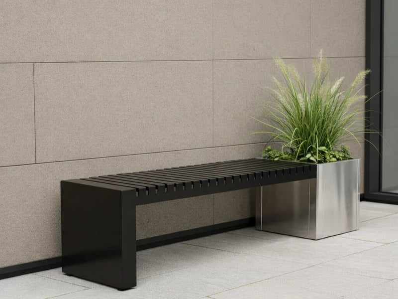 Ändbänk i svart stål för terrass eller entré