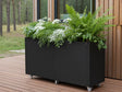 Blomlåda i svart stål på hjul med frodig plantering