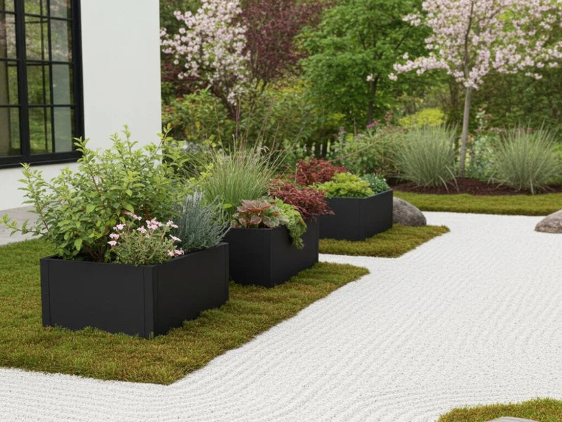 Blomlådor i svart stål längs dekorativ trädgårdsstig