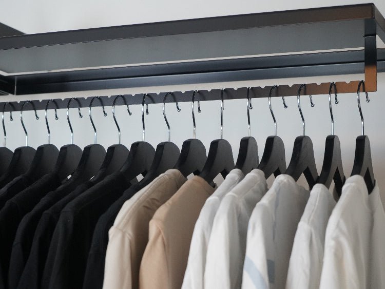 Detalj av kladstang pa byJEMA garderobssystem i svartlackerat stal med galgar