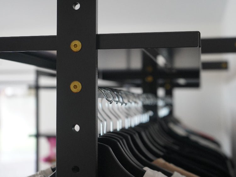 Sidoprofil och robust stal konstruktion pa byJEMA garderobssystem i svartlackerat stal