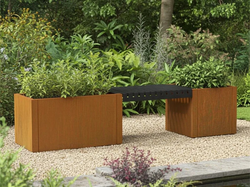 Bänksätt i cortenstål med integrerade planteringslådor