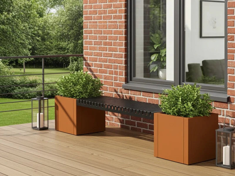 CUBY bänkset i cortenstål med planteringslådor vid hus