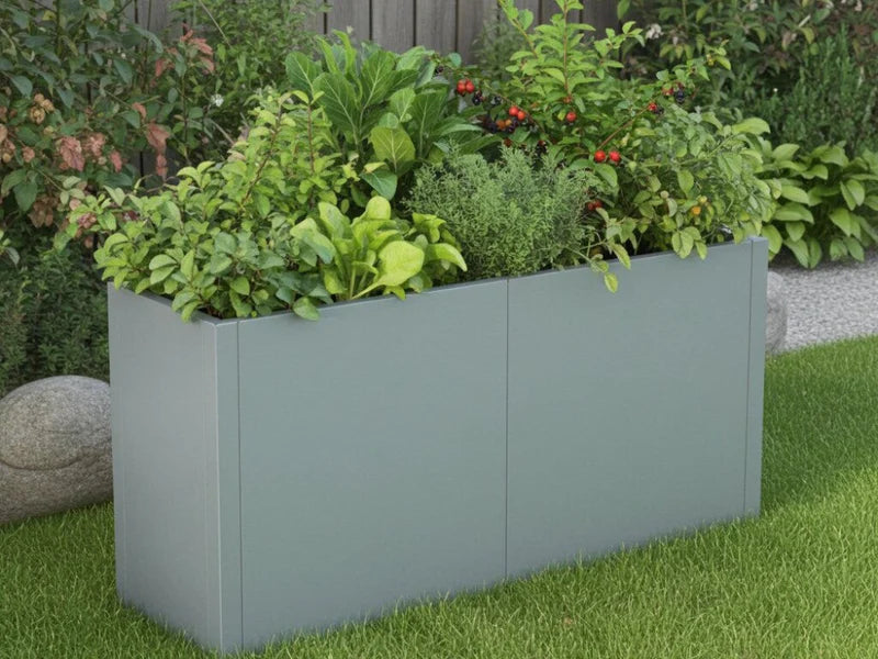 CUBY rektangulär blomlåda i galvaniserat stål använd som köksträdgård med grönsaker