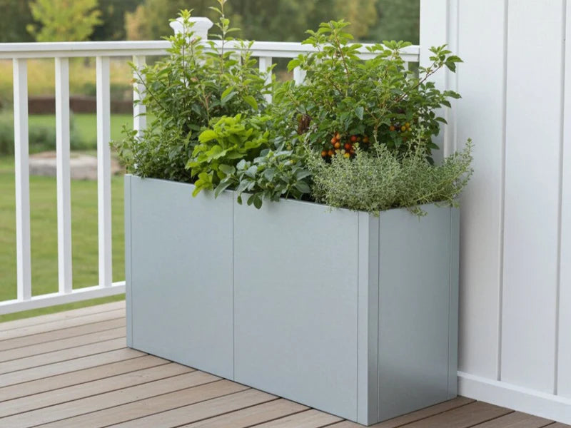 CUBY rektangulär blomlåda i galvaniserat stål med frodiga växter på terrass