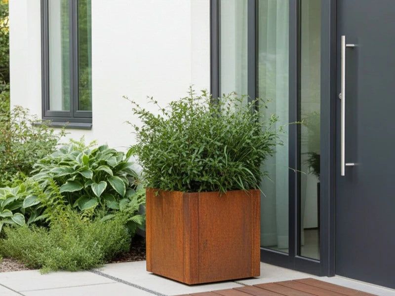 Blomlåda i cortenstål från CUBY vid husets entré
