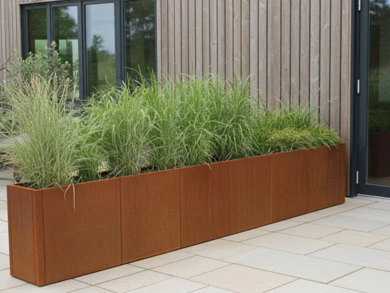 Blomlåda i cortenstål från CUBY vid husfasad