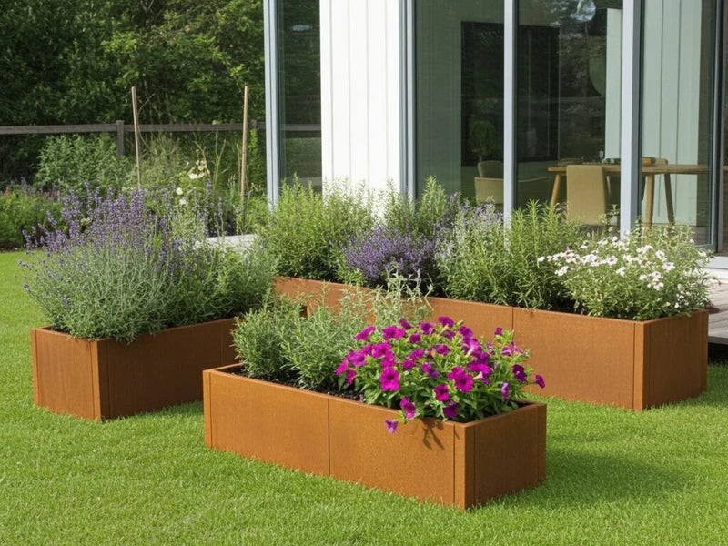 Låg blomlåda i cortenstål från CUBY med blommor