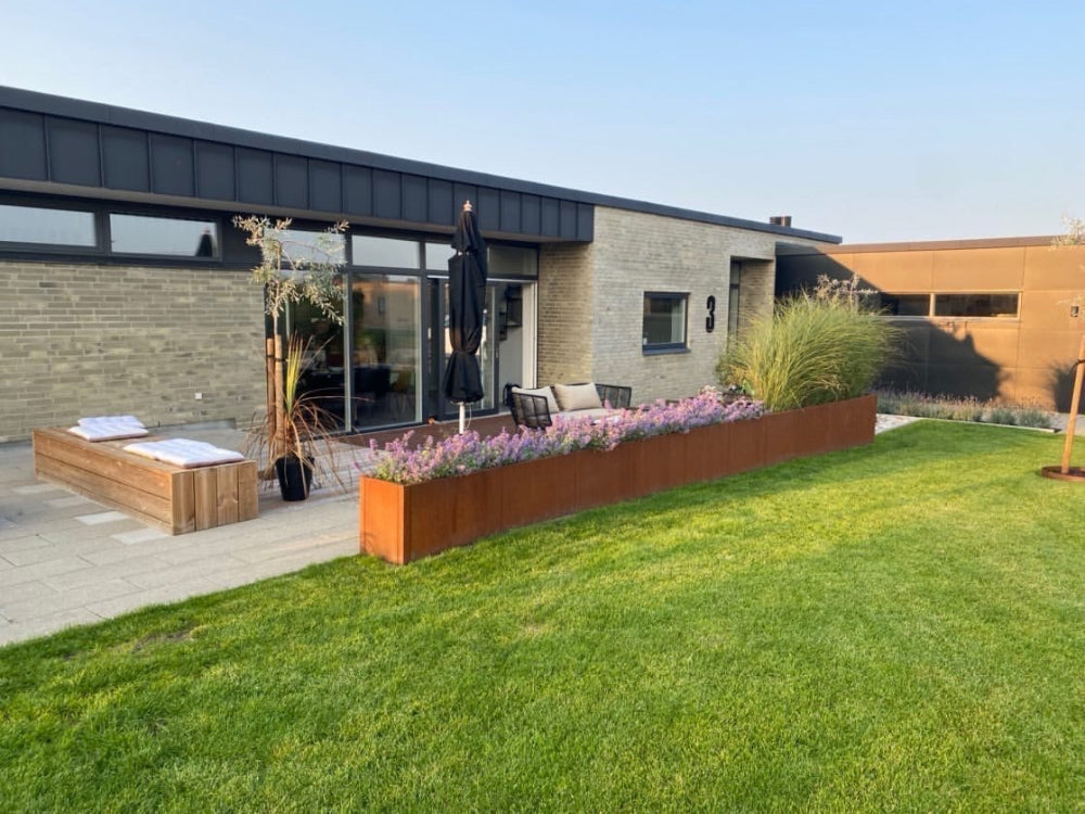 Lång blomlåda i cortenstål från CUBY vid modern villa