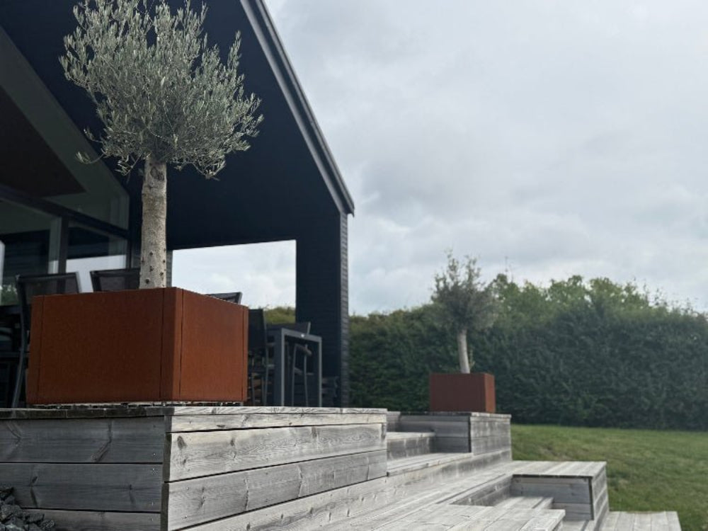 CUBY blomlåda i cortenstål med olivträd på terrass
