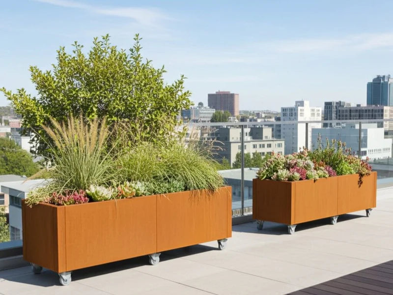 Flera blomlådor i cortenstål från CUBY med plantering på takterrass