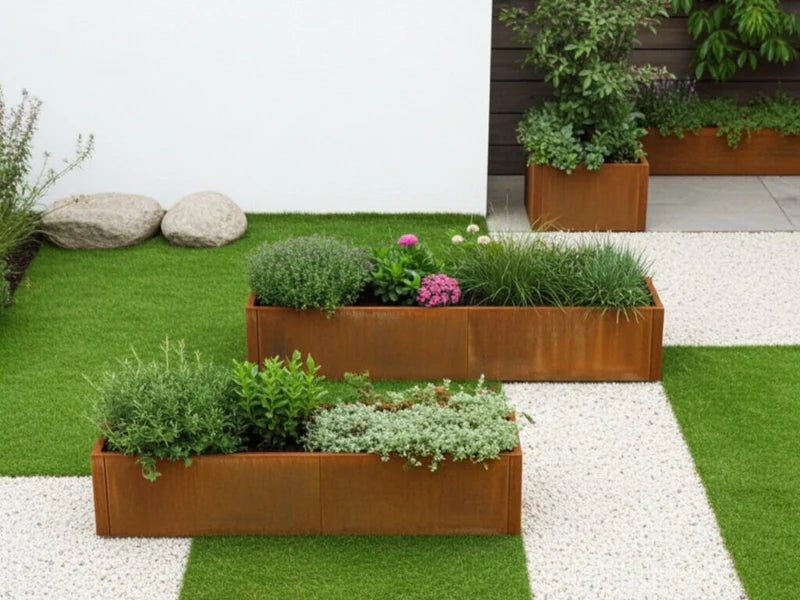 CUBY odlingslåda i cortenstål med grön plantering i modern trädgård