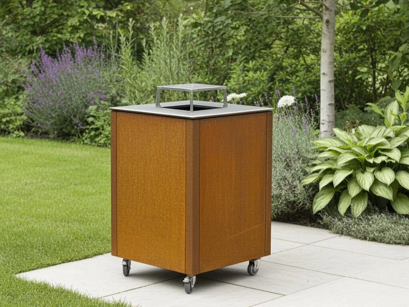 CUBY eldgrill i cortenstål på terrass i trädgård