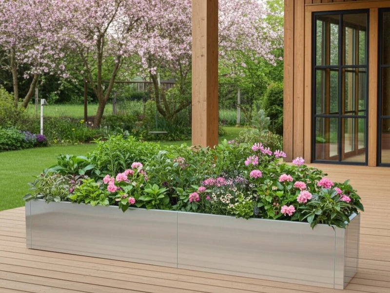 Blomlåda i galvaniserat stål från CUBY med blommande växter