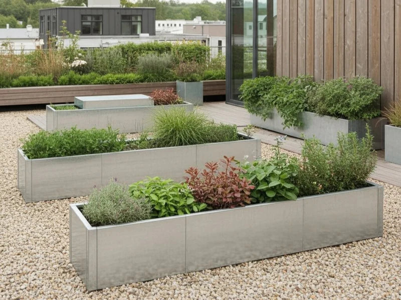 Galvaniserade blomlådor från CUBY med örter och perenner på takterrass