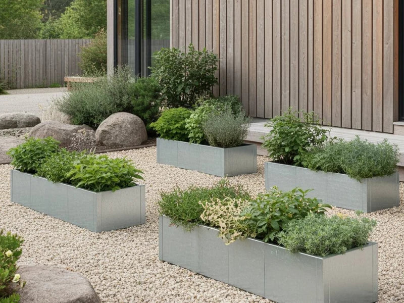 Galvaniserade odlingslådor från CUBY med perenner i modern grusträdgård