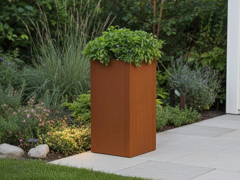 Hög blomlåda i cortenstål från CUBY vid plantering