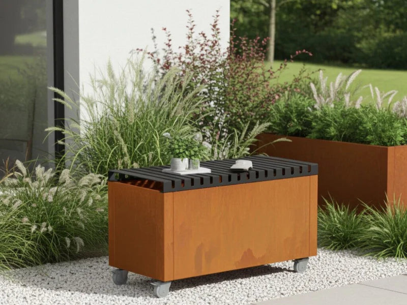 Toppbänk 80 cm i cortenstål som bord på planteringslåda