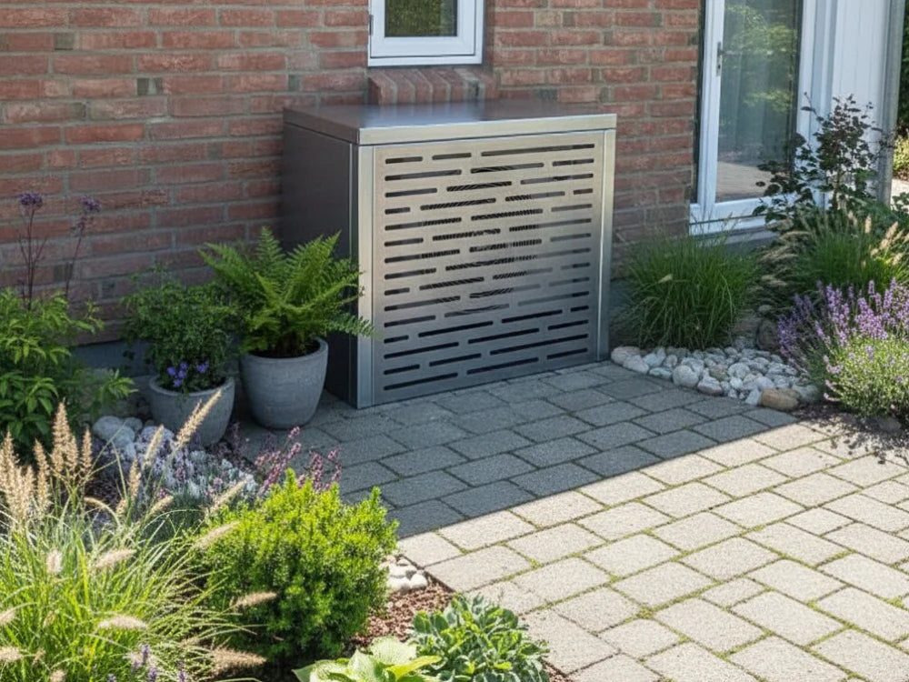 CUBY varmepumpsskydd i galvaniserat stål vid terrass
