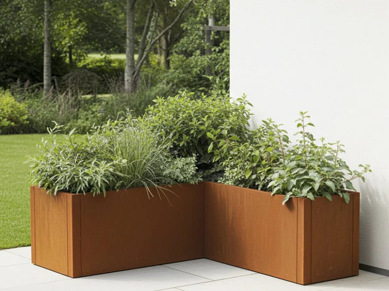 Vinkelblomlåda i cortenstål från CUBY med blommor