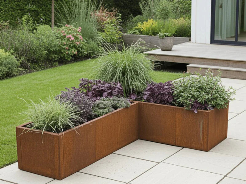 CUBY vinkel blomlåda i cortenstål med prydnadsgräs och perenner