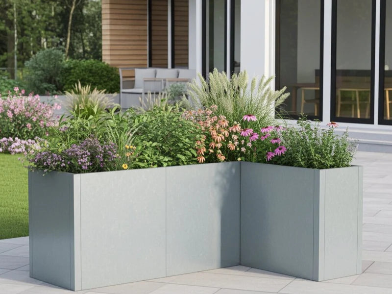 Vinkel blomlåda i galvaniserat stål från CUBY med perenner