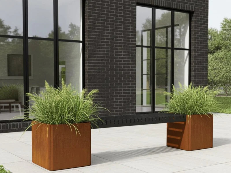 EDGY bänkset i cortenstål med bänk mellan planteringslådor
