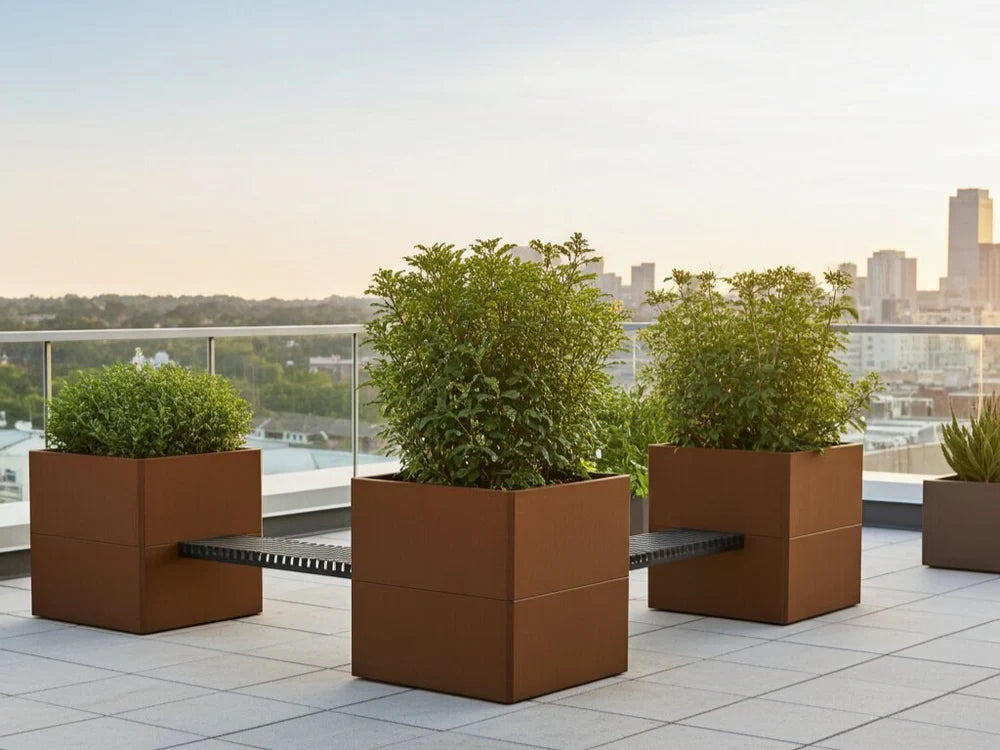 EDGY blomlådor i cortenstål med svart bänk i urban miljö