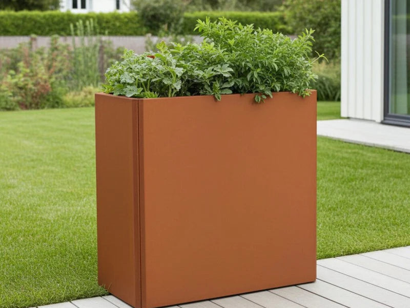 EDGY hög kompakt blomlåda i cortenstål med grön plantering