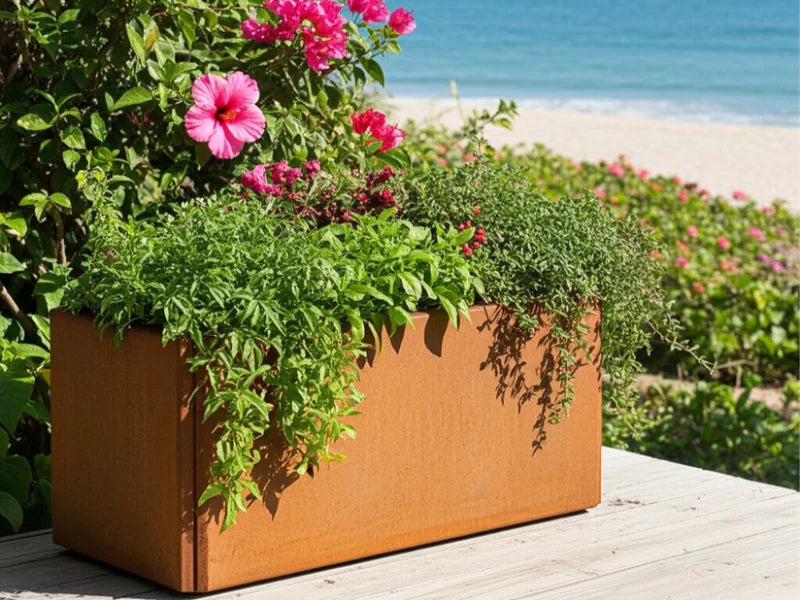 EDGY kompakt blomlåda i cortenstål på terrass vid hav