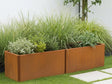 EDGY låg rektangulär blomlåda i cortenstål med prydnadsgräs i trädgård