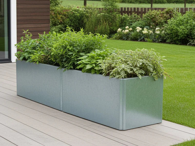 Extra lång EDGY blomlåda i galvaniserat stål placerad längs altan