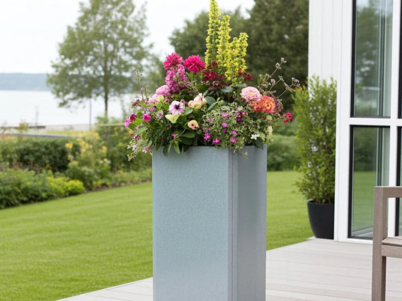 EDGY hög kvadratisk blomlåda i galvaniserat stål med blommor