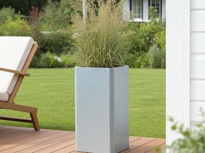 EDGY hög kvadratisk blomlåda i galvaniserat stål med prydnadsgräs