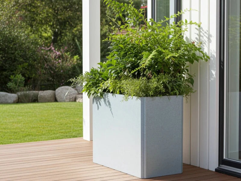 EDGY hög rektangulär blomlåda i galvaniserat stål vid fasad