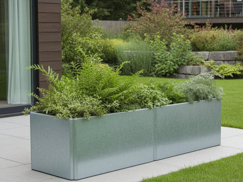 EDGY blomlåda i galvaniserat stål vid modern fasad