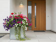 blomlåda i galvaniserat stål vid entré med blommor