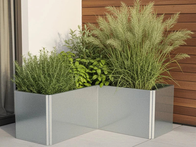 EDGY låg hörn-blomlåda i galvaniserat stål på terrass
