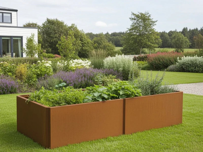 EDGY odlingslåda i cortenstål placerad i välskött trädgård