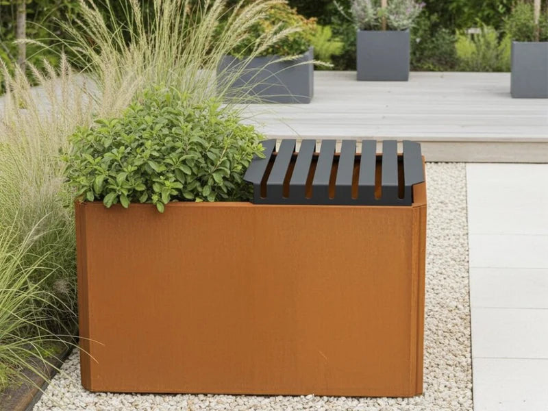 Toppbänk 40 cm i cortenstål som sittplats