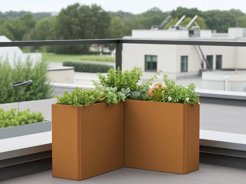 EDGY hög vinkel blomlåda i cortenstål med varierad plantering på takterrass