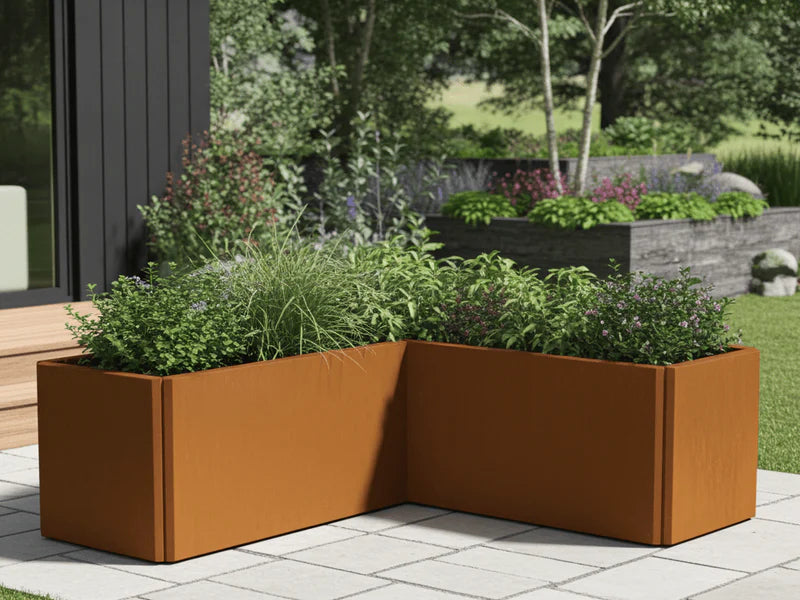 EDGY vinkelformad blomlåda i cortenstål med grön plantering på terrass