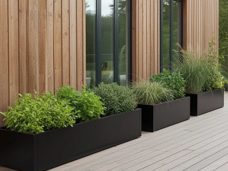 hoeg-odlingslada-svart-stal-terrass