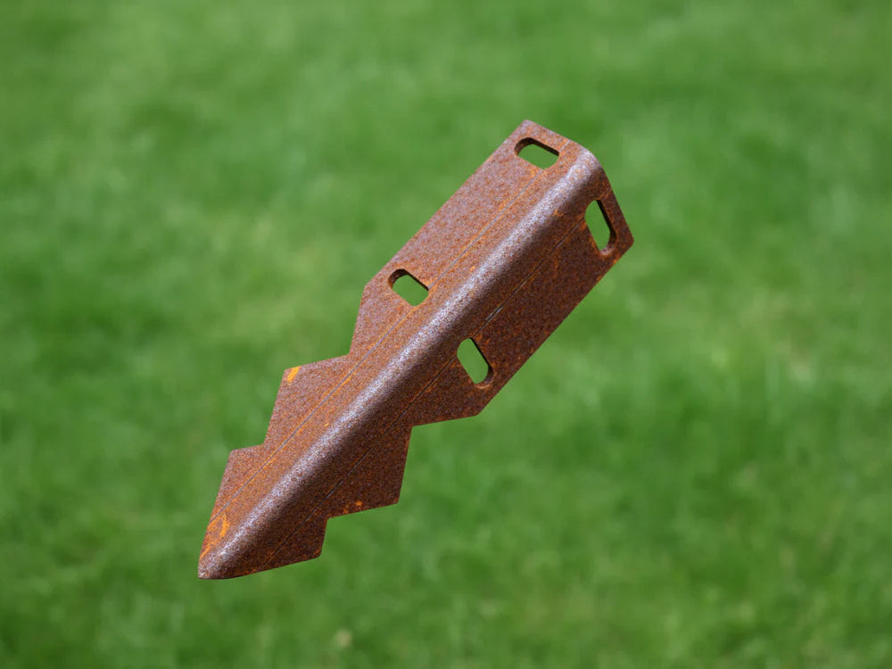 Hörnspett i cortenstål för 90 graders sammanfogning av rabattkant med svarta bultar