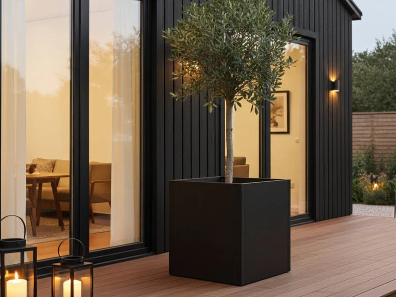 Kvadratisk odlingslåda i svart stål i modern design