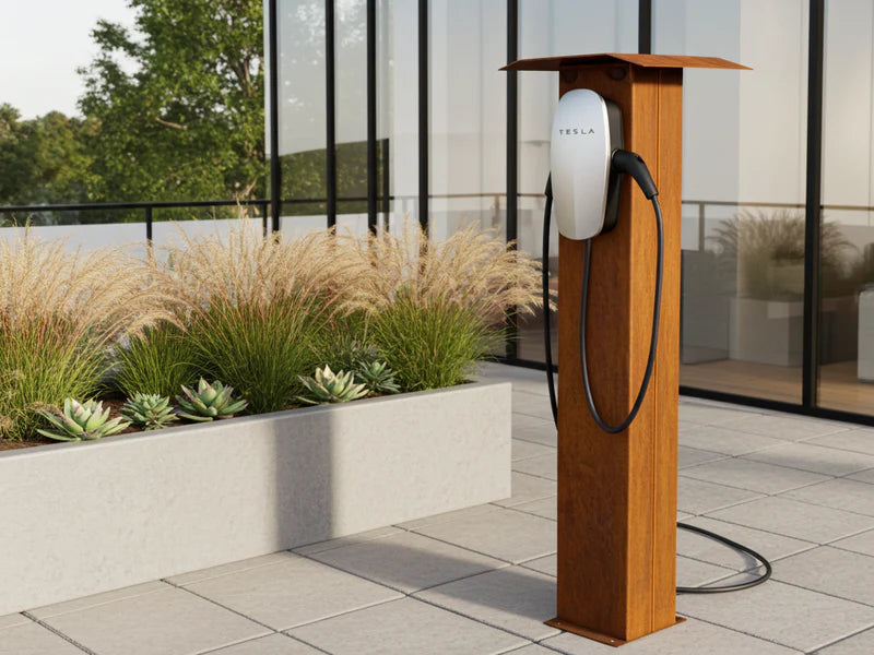 Laddstolpe för elbil i cortenstål i trädgård