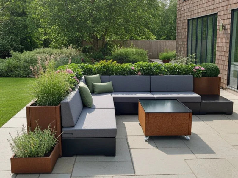 Loungesoffa i cortenstål med planteringslåda