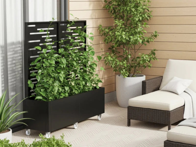 Flyttbar blomlåda i svart stål med spaljé och hjul