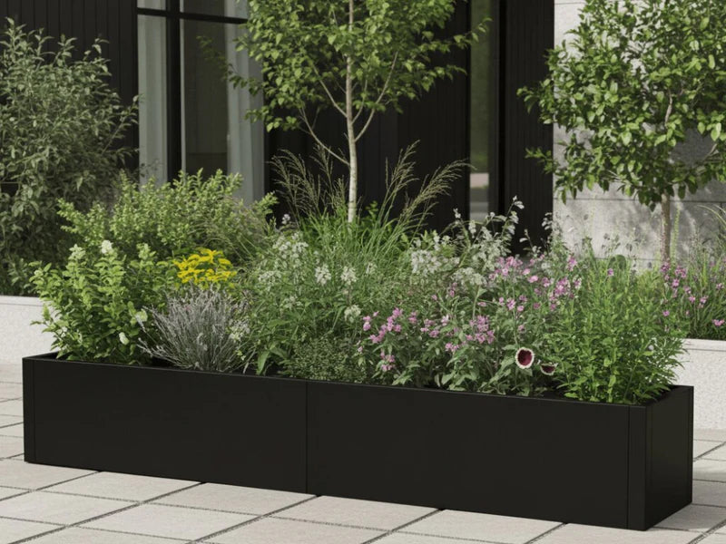 Blomlåda i svart stål med perenner och gräs